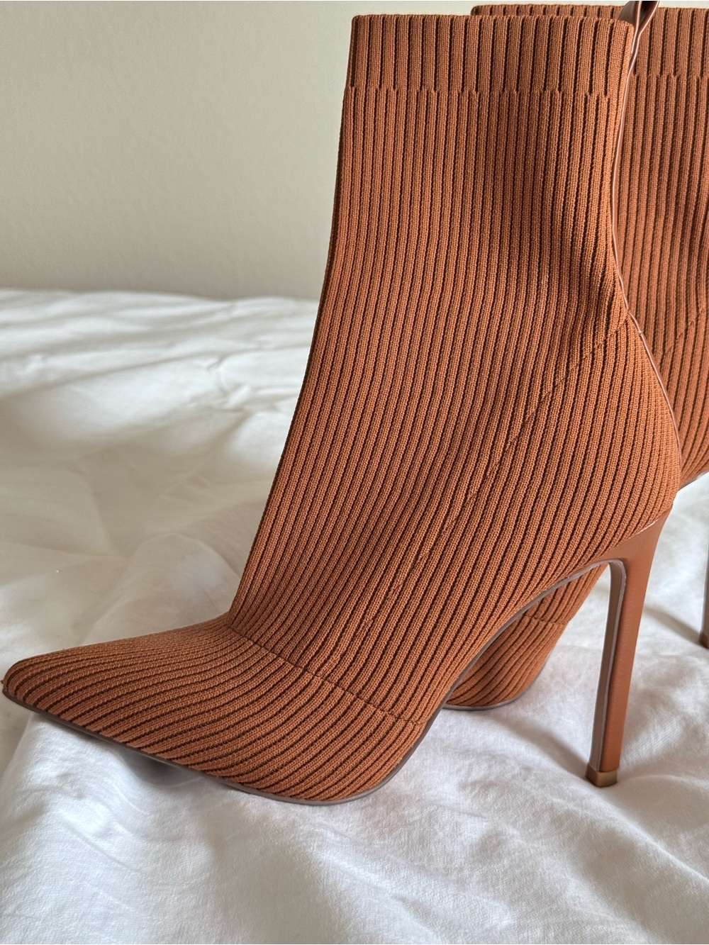 Steve Madden Ribbed Pointed-Toe Ankle Boots in Rust Brown